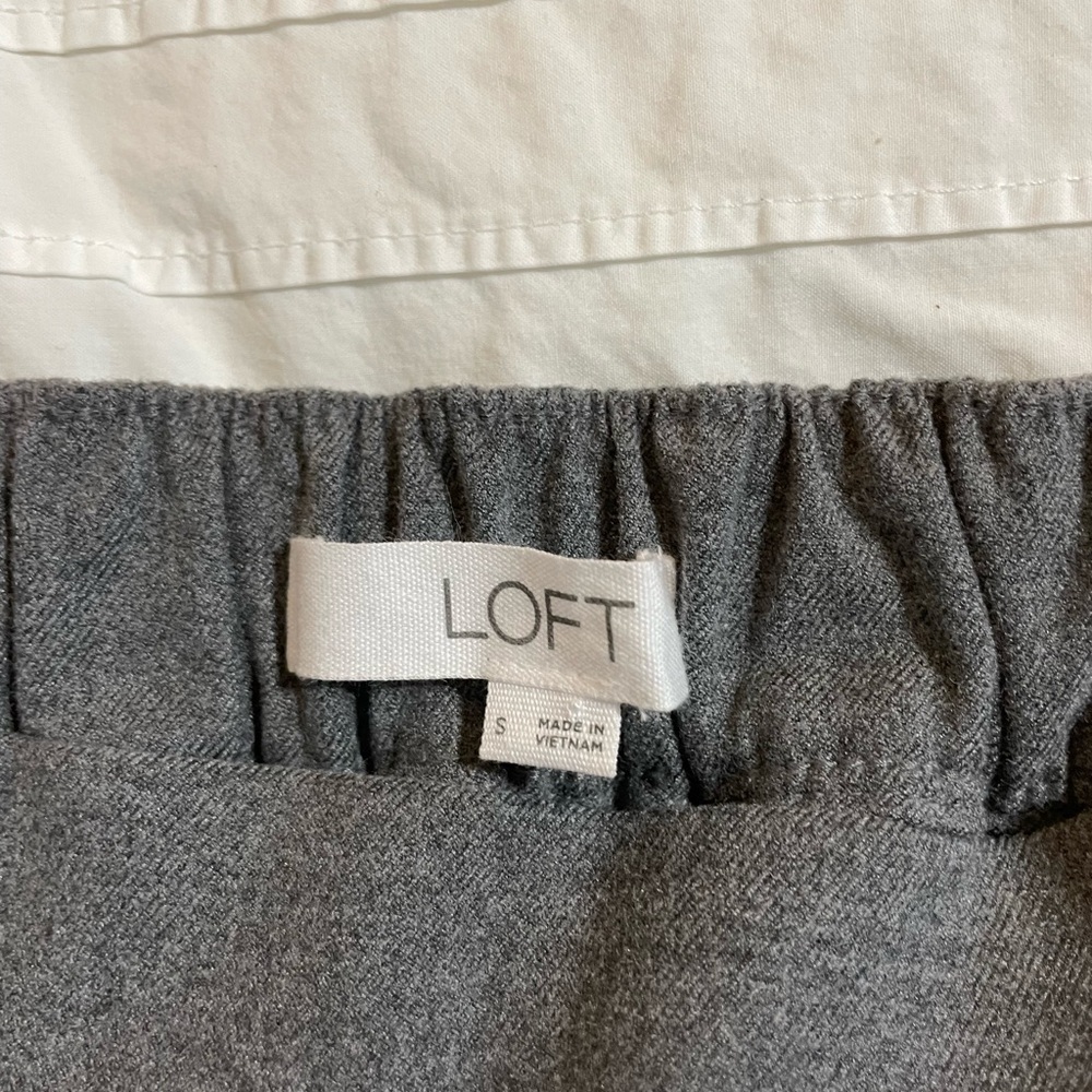 Grey pull on LOFT pleated trousers size small. Grey flannel.